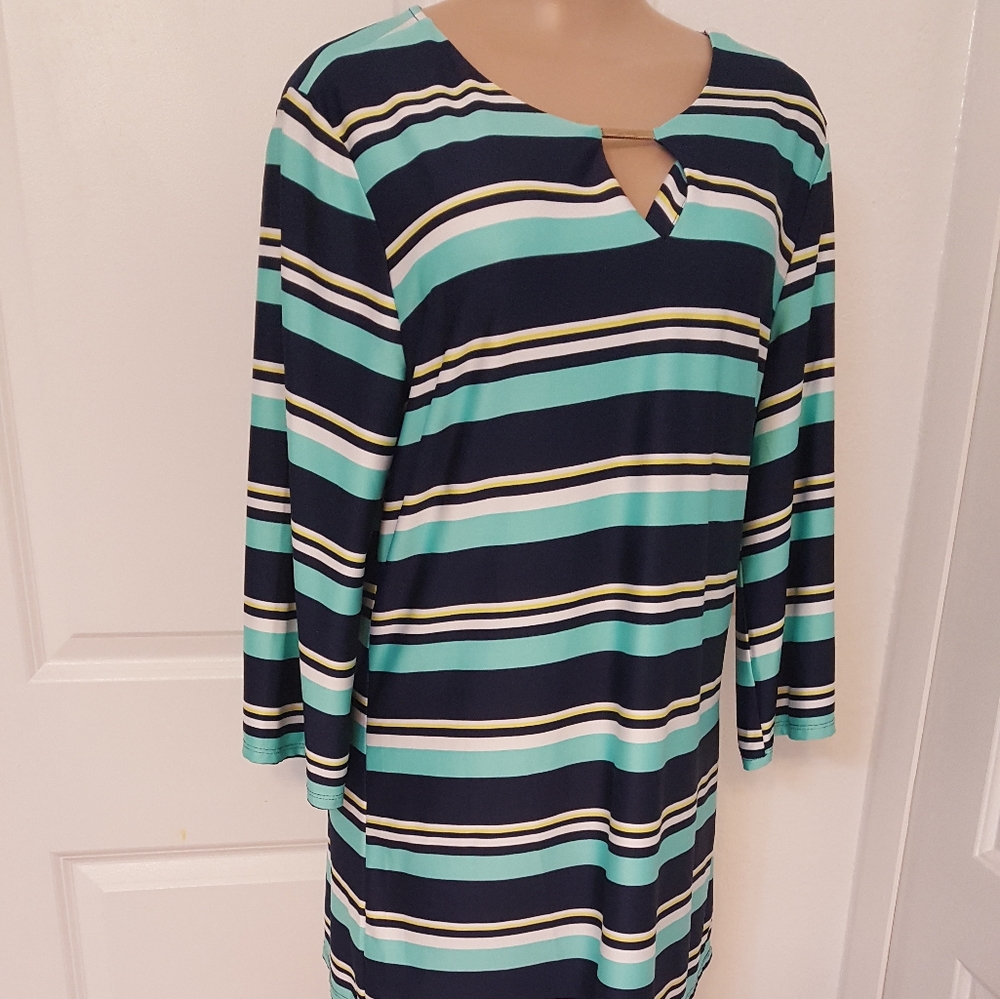 BLACK WHITE YELLOW AND  GREEN TOPS SIZE XL GOOD CONDITIONS  CHECK THE  PICTURES.